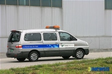 화물청사로 들어오는 관계자들