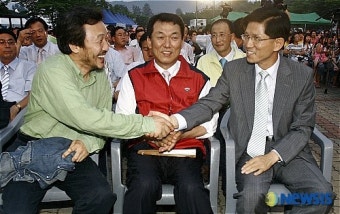 인사나누는 손학규 전 지사와 김문수 지사