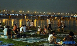 한강시민공원에서 더위를 식히며