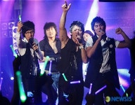 팬들을 위해 감사 콘서트 연 VOS