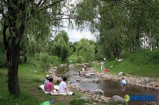 주말을 맞아 난지천을 찾은 가족단위의 시민들