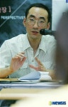 질문에 답하는 김계중 프로그래머