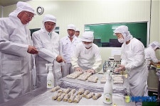 우리식품 둘러보는 김문수 경기도지사