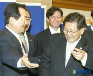 먼저 자리에 앉으십시요