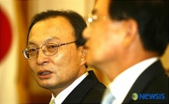 내빈들과 이야기 나누는 이해찬