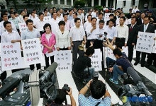 대검찰청 입구 막아선 이명박 캠프 의원들