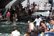 청계천 가득 메운 도심피서