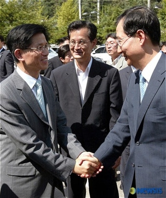 김문수 경기지사와 악수 나누는 한덕수 총리