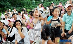 줄타는 모습에 흥이 난 꼬마 관객들