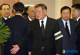 조문객 마중하는 정몽구 회장