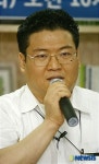인사말 하는 허영진 원장