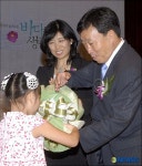 꽃바구니 받는 제종길 의원 부부