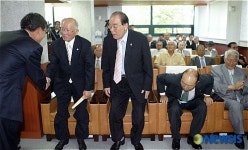 대한 노인회 중앙회지회장들과 인사하는 유시민 후보