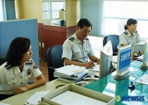 안동경찰서 민원실 헤어진 가족 상봉 나서