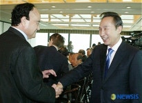 당 상임고문들과 인사하는 이명박 후보