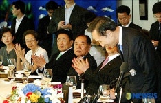 인사하는 이명박 대통령후보