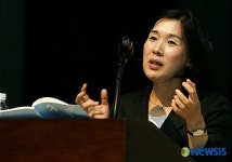 기조발제 발표하는 배금자 변호사