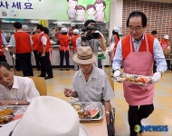 급식봉사 나선 행정자치부 박명재장관