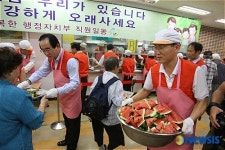 배식봉사하는 행정자치부 박명재 장관