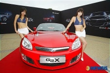부드럽고 날렵한 라인의 G2X와 레이싱모델