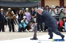 달마도 퍼포먼스 펼치는 달마성원의 법주스님