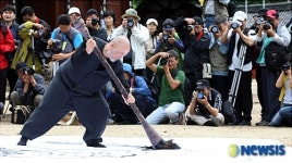 사진촬영대회 달마도 퍼포먼스 펼치는 법주스님