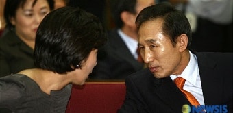 나경원 대변인과 이야기 나누는 이명박 대통령 후보