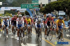 힘차게 출발하는 선수들