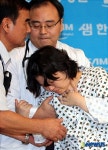 의사 부축받는 김경자씨