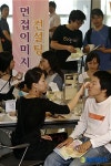 메이크업 받는 취업준비생들