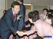 이은영의원과 악수하는 손학규 후보
