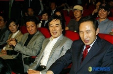 영화 브라보 마이라이프 관람하는 이명박