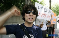 샘물교회 앞에서 선교방식 폐기촉구 기자회견 열려