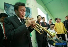 트럼펫 연주하는 손학규 대선예비후보