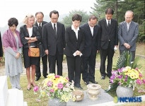 마가렛 찬 WHO 사무총장, 故 이종욱 박사 묘소 참배