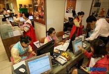 한복입고 손님 맞이하는 현대백화점 신촌점