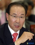 의원들의 질의에 답하는 김용덕위원장