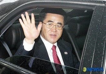 손 흔드는 이관세 통일부차관