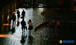 청계천을 따라 퇴근길에 오른 시민들