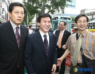 경선대회장으로 들어서는 김민석 후보