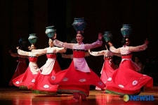 북한 민속무용팀 한라에서 백두까지 공연