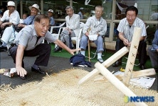 윷놀이 하며 즐거운 시간 보내시는 어르신들