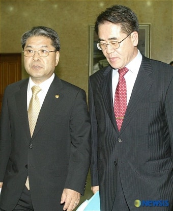 이야기 나누며 입장하는 통일부 장,차관