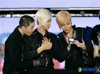 감사패를 보며 놀라는 슈주