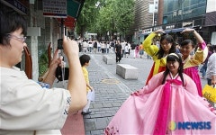 인사동 거리에서 체험하는 한복입기