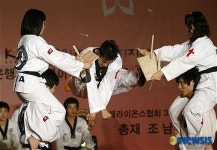 화려한 발차기!