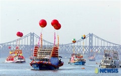 압록강 철교 밑을 지나는 용배