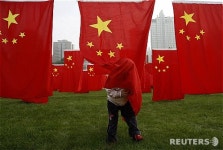 꼬마에게 오성홍기는 장난감