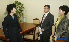 폭행 당시 상황 재현 하는 김영주 의원