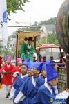 구민들 환영 받으며 행진하는 파발제